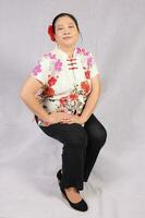 äldre senior asiatisk kvinna Framställ ansiktsbehandling uttryck foto