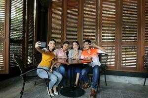 ung asiatisk annorlunda etnisk malaysiska kina man kvinna aktivitet livsstil studerande utbilda jobb företag foto