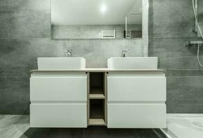 modern grå och vit badrum. foto
