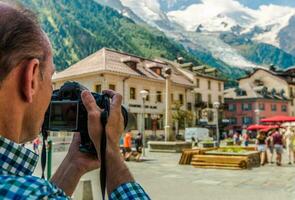 turist tar bild medan på semester foto