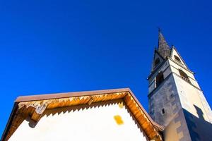 kyrka med klocktorn i dolomiterna på fornesighe i zoldodalen, belluno, Italien foto