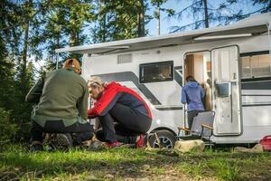 vänner hängande Nästa till deras rv husbil skåpbil foto