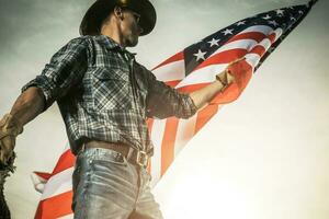 amerikan stolt caucasian cowboy vinka USA flagga foto