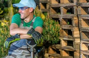 Lycklig leende caucasian trädgårdsmästare foto