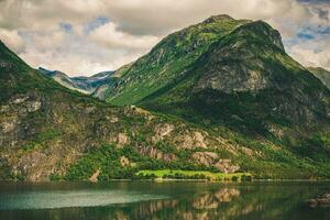 panorama- se av bergen och flod i Norge. foto