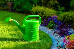 vattning kan i en trädgård foto