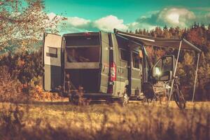 camping trailer parkerad förbi de djup skog foto