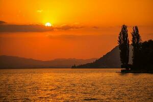 swiss sjö thun solnedgång foto