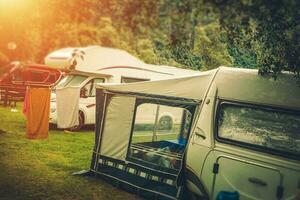 sommar rv husbil camping foto