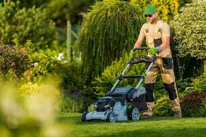 klippning de gräsmatta använder sig av professionell Utrustning foto