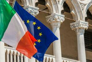Italien och europeisk union flaggor foto