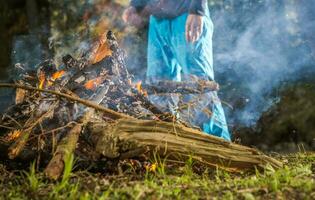 vild camping lägereld stänga upp foto