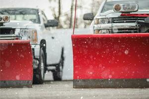 vinter- väder redo snö plog plocka upp lastbilar foto