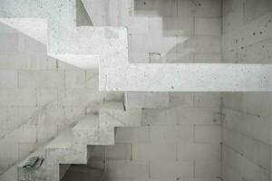 rå betong trappa i en bostads- byggnad foto