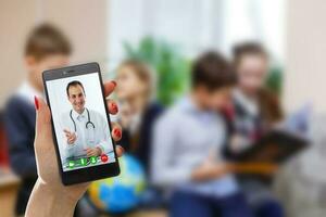 läkare uppkopplad begrepp, mobil app för internet medicinsk tjänster på de skärm av smartphone foto