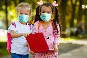 covid19 och luft förorening PM 2,5 begrepp. liten schooler barn bär mask. barn syskon skydd för sluta korona virus. wuhan coronavirus och epidemi virus symtom. foto