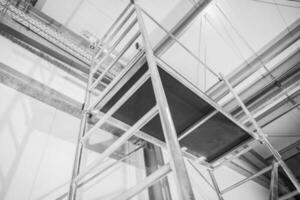 ny aluminium byggnadsställningar monterad inuti kommersiell lager foto