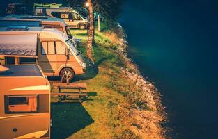 rv parkera camping på natt foto