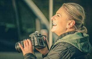 Lycklig kvinna fotograf foto