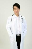 ung asiatisk manlig läkare bär förkläde stetoskop se på kamera foto