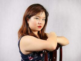 ung attraktiv sydöst asiatisk kvinna Framställ ansiktsbehandling uttryck foto