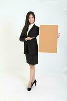 ett ung asiatisk malaysiska företag kontor kvinna innehav tom kopia text Plats tecken styrelse på vit bakgrund foto