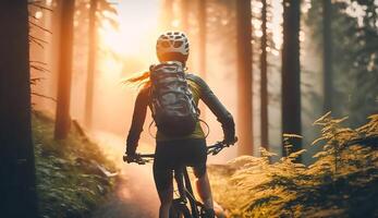 berg cykling kvinna ridning på cykel i sommar bergen skog landskap, ai generativ foto