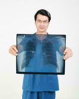 ung asiatisk manlig läkare bär förkläde enhetlig tunika håll foto