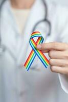 läkare med lgbtq regnbåge band för Stöd lesbisk, Gay, bisexuell, trans och queer gemenskap och Lycklig stolthet månad begrepp foto