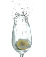stänk flytande vatten från glas foto