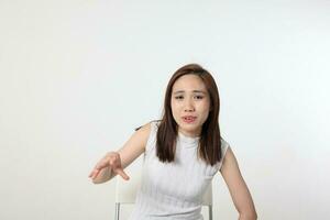 ung attraktiv asiatisk kinesisk malaysiska kvinna utgör ansikte kropp uttryck läge känsla på vit bakgrund prata uttrycka foto