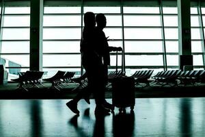 silhuett skugga i flygplats man kvinna gående skugga foto