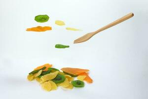 torr bevarad grön kiwi ananas mogen frukt skiva färgrik ljuv på svart marmor skiffer bakgrund flygande flytande upphöjd hängande foto