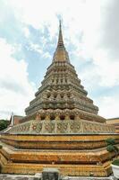 Bangkok, thailand- juni 28, 2017- wat pho, också wat po. de tempel av de liggande buddha, officiell namn är wat phra chetuphon wimon mangkhalaram rajwaramahawihan. foto