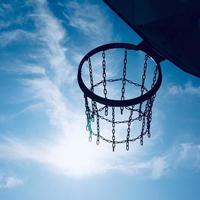 gatubasketbåge och blå himmel foto