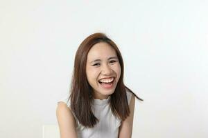 ung attraktiv asiatisk kinesisk malaysiska kvinna utgör ansikte kropp uttryck läge känsla på vit bakgrund skratt leende Lycklig foto