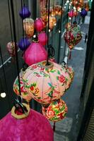 blomma dekorerad tyg kinesisk lyktor lampa hängande över gata alliera foto