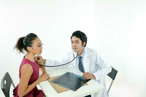 manlig läkare kvinna patient diskussion konsultverksamhet på vit bakgrund x stråle läsplatta kolla upp upp stetoskop bröst foto