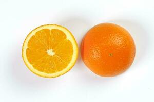 orange frukt halv skära skivor topp se vit bakgrund foto