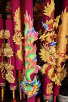 georgetown, penang, malaysia-februari 03, 2022- färgrik dekorerad bön stor joss pinnar på gudinna av barmhärtighet tempel. foto