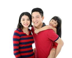 sydöst asiatisk familj föräldrar dotter far mor barn utgör Lycklig stå piggyback på vit bakgrund foto