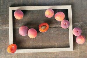 röd mogen aprikos persika saftig ljuv naturlig dagsljus foto