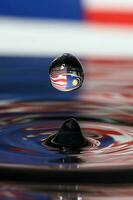 vatten liten droppe släppa stänk kollision droppande pelare malaysia flagga reflexion refraktion oberoende Land patriot foto