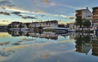 solnedgång på stranden av Empuriabrava stad i Costa Brava, Spanien foto