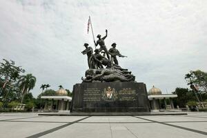 kuala lumpur, malaysia-oktober 10, 2020- de nationell monument tugu negara. foto