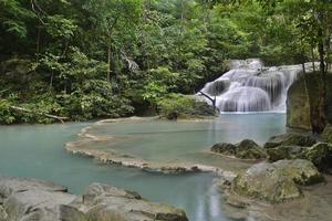 vackra vattenfall av turkosvatten mitt i djungeln foto