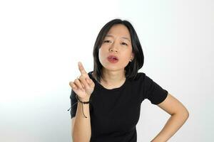 ung attraktiv söder öst asiatisk kvinna utgör ansikte uttryck känsla på vit bakgrund punkt finger foto