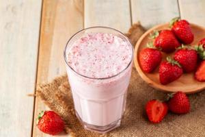 färsk milkshake med jordgubbar foto