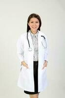 ung asiatisk kvinna läkare bär förkläde stetoskop se på kamera foto