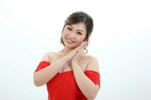 ung skön asiatisk kvinna se leende svart vit Plats bakgrund hand på chee foto